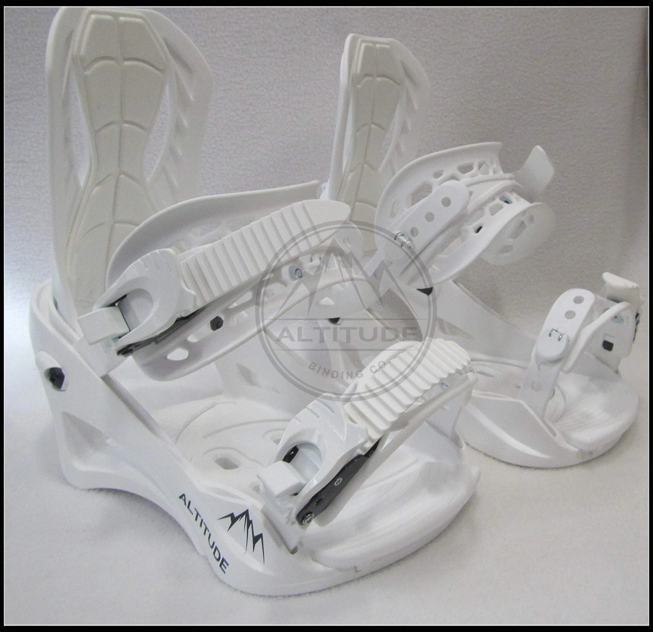 ALTITUDE" Snowboard BINDINGS (White) S/M (Men 5-8 Women 6-9) Compatible with 4X4, Burton 3D, Burton EST